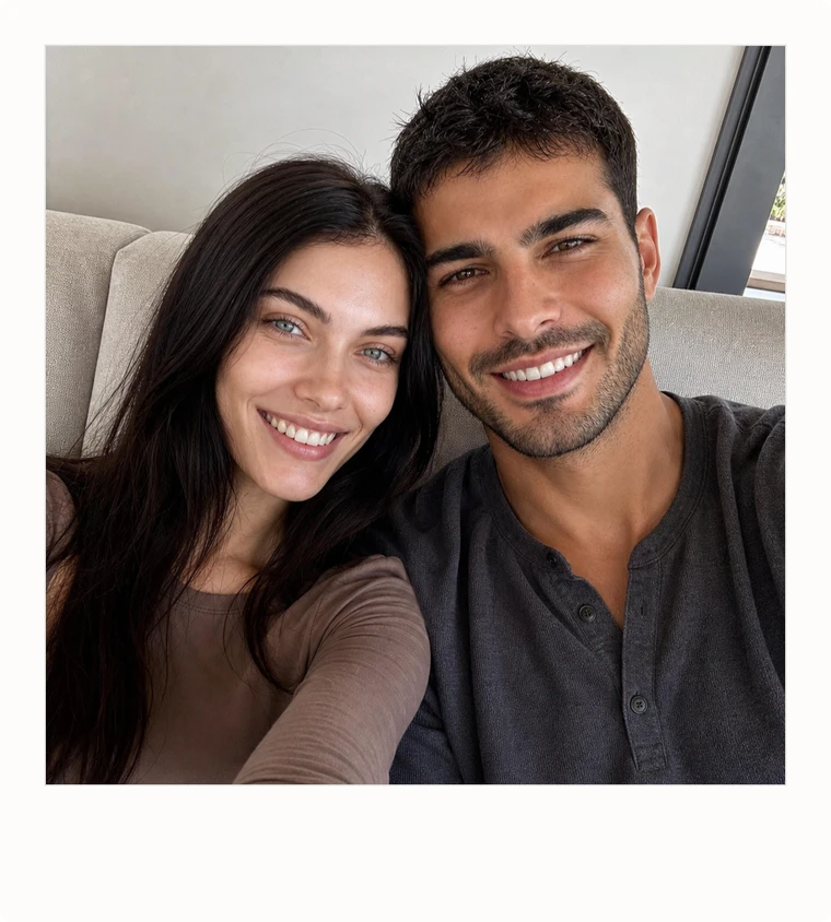 Müşterinin yüklediği fotoğraf — kanepede çekilmiş bir çift selfiesi